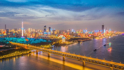 武漢不愧為新一線城市,這么熱鬧繁華的夜景我真是太美了